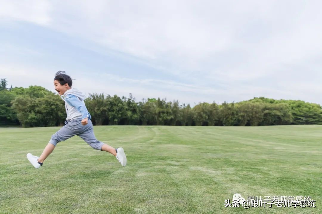 孩子站不直坐不正？跟这里发展不足有关，多玩这些游戏帮助改善