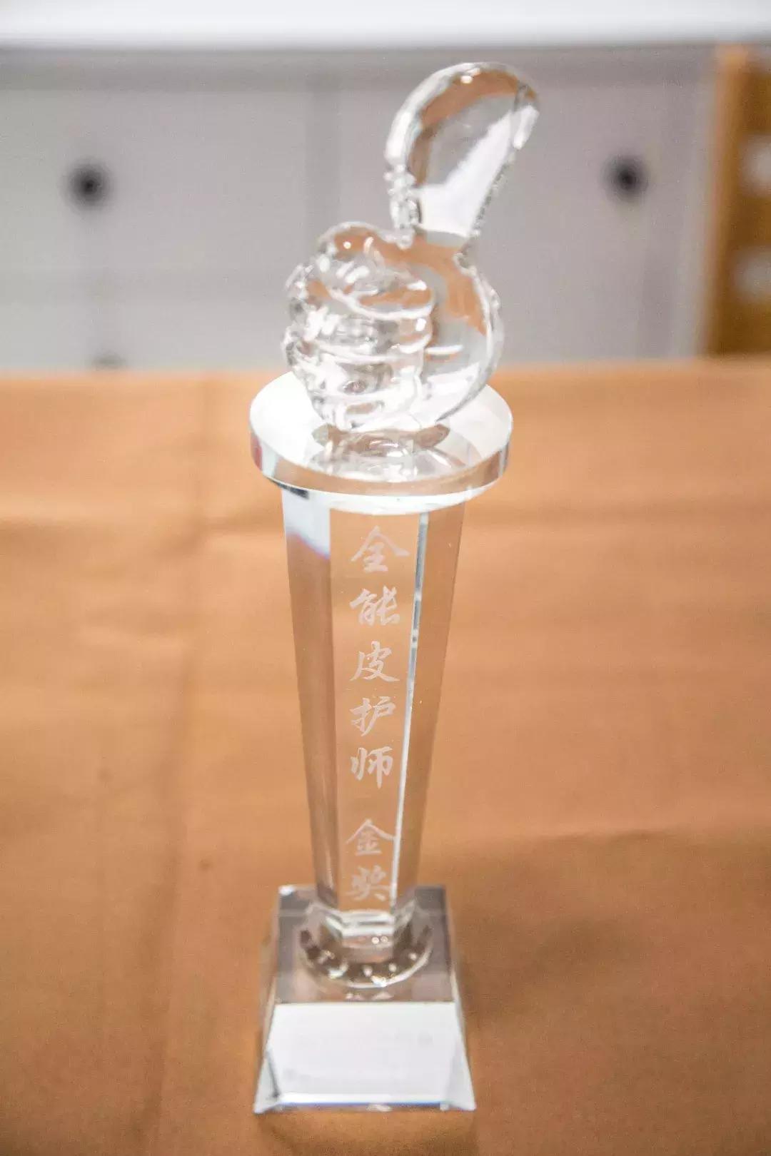 杭州有个达人，19年来拯救10万件潮包！