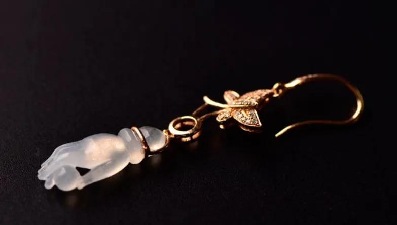 被誉为“福气之手”的翡翠佛手有啥款式？翡翠佛手适合哪些人戴？