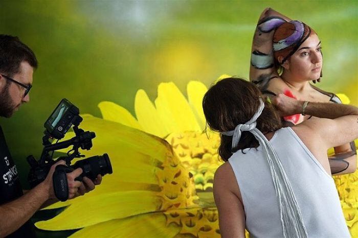 他把女人的身体画成一只蝴蝶，逼真地几乎真假难辨