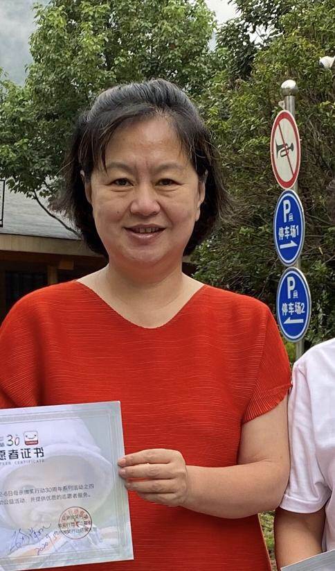 高龄生子、嫁神秘富商、退休成网红，“童年回忆”们变样了吗？