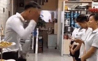 裁判，是他故意撞倒我的！搞笑动图