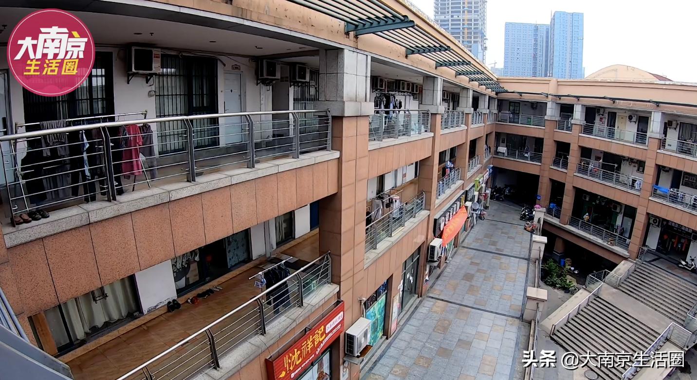 南京南站CBD旁的大型购物中心，商家纷纷撤离，如今却住满了人