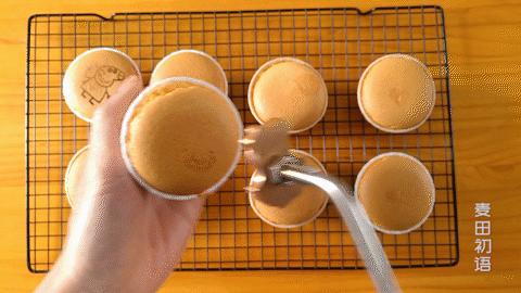 纸杯戚风蛋糕不塌不回缩的诀窍,用纸杯做戚风蛋糕湿乎乎的