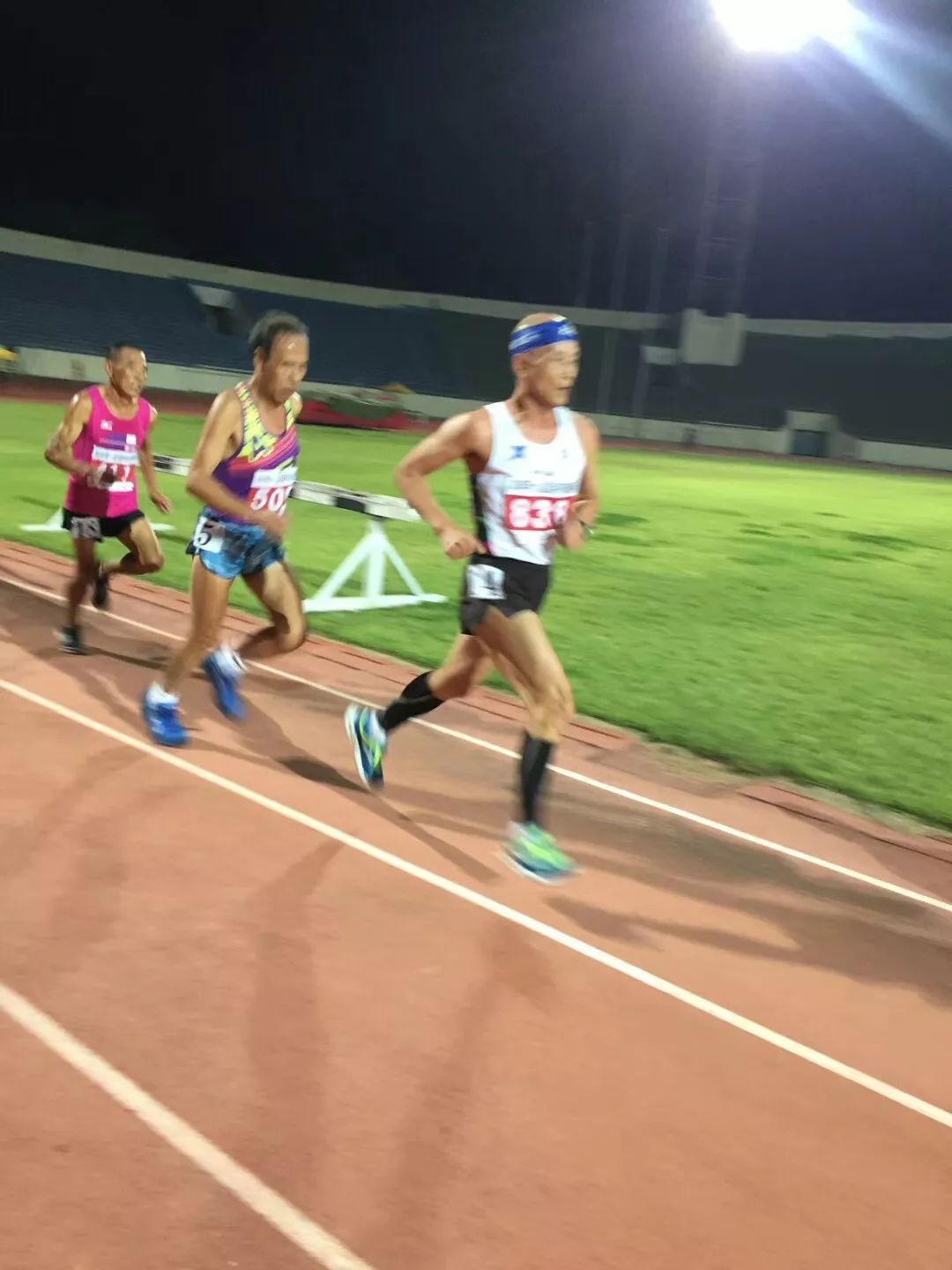 领跑一堆年轻小伙！68岁大爷北马2小时54分，配速408！