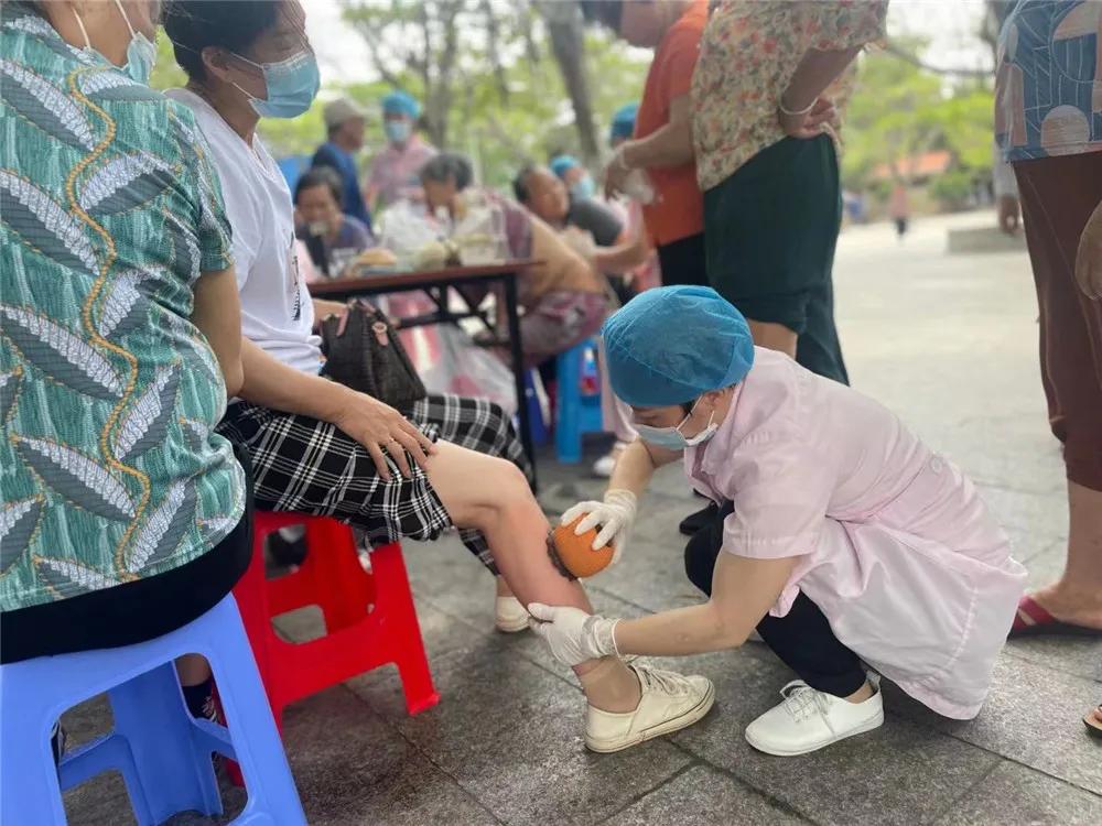 中医义诊进社区服务居民零距离,中医文化进社区健康义诊暖民心