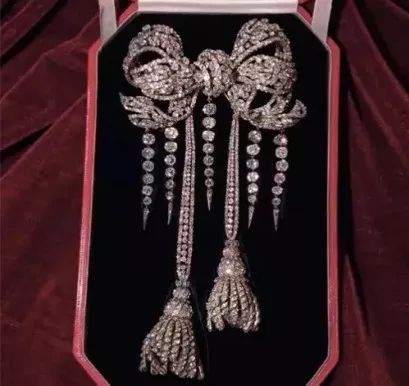 冬季胸针怎么戴,胸针百搭用法图解图片大全