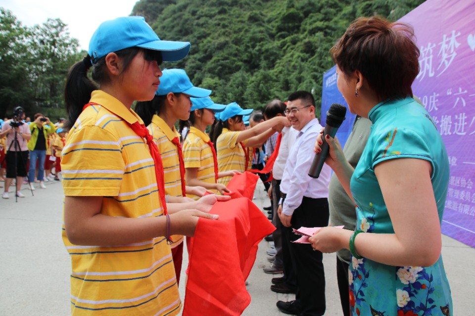 610名可爱的孩子在少华山共绘70米中华龙、千人高歌中国梦！