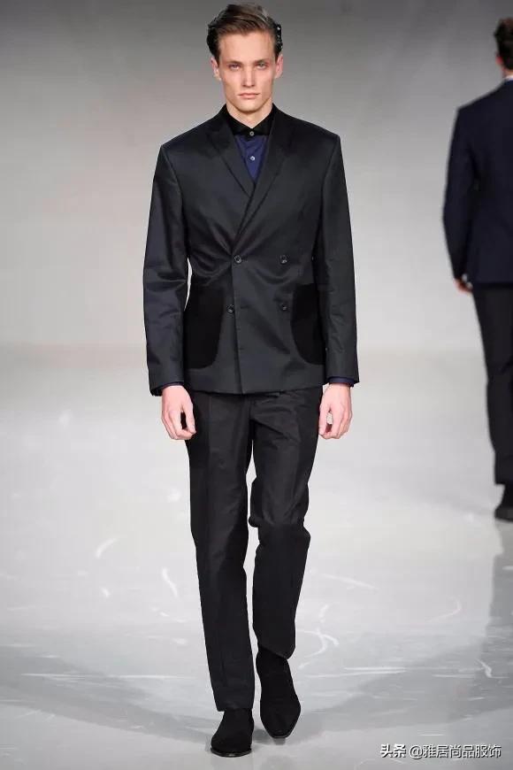 男士黑色西装搭配什么颜色打底衫,男士休闲西装外套怎么穿搭配好看