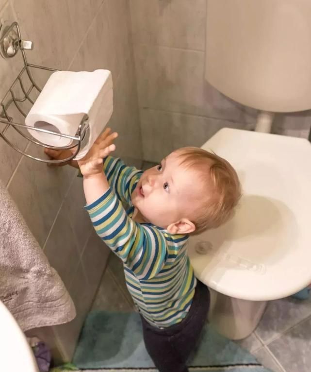 马上上小学了还不会上厕所怎么办,有什么方法给小朋友擦屁股