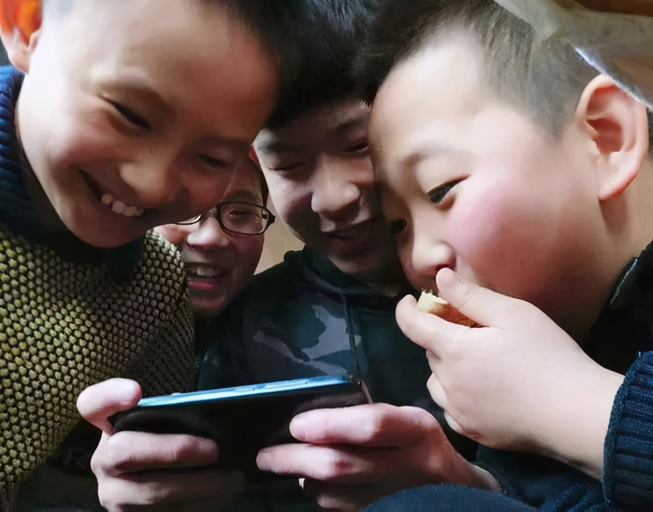 熊孩子把价值百万的的车买下来,小孩为玛莎拉蒂充钱上万