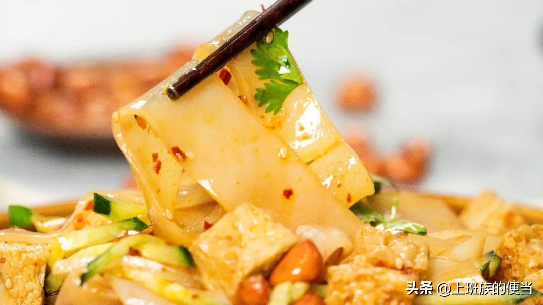 三分钟搞定劲道又爽滑的凉皮,想吃凉皮不用买了教你配方