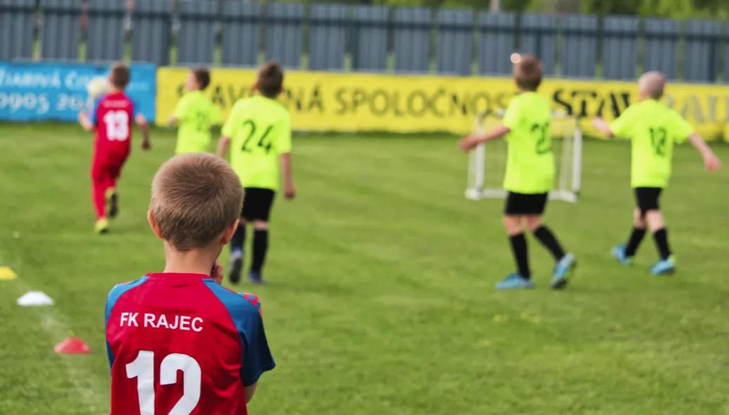 送孩子足球礼物,送孩子踢足球好不好