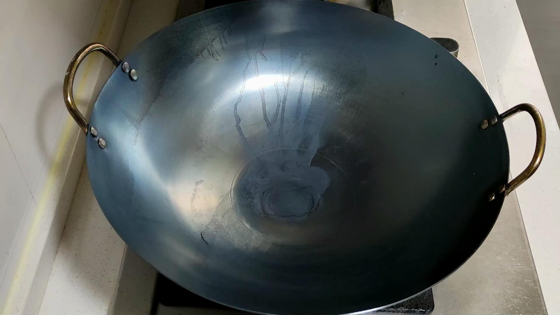 新铁锅千万别直接烧,等于吃掉了涂层,大厨正确开锅不生锈不粘锅