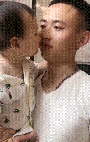 爸爸偷吃被小情人发现,爸爸偷吃小情人零食