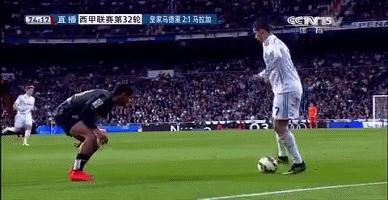 足球的搞笑时刻看完真笑死了,足球搞笑乌龙球gif