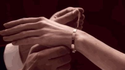 国内周大福卡地亚多少钱,周大福卡地亚买宽版还是细版