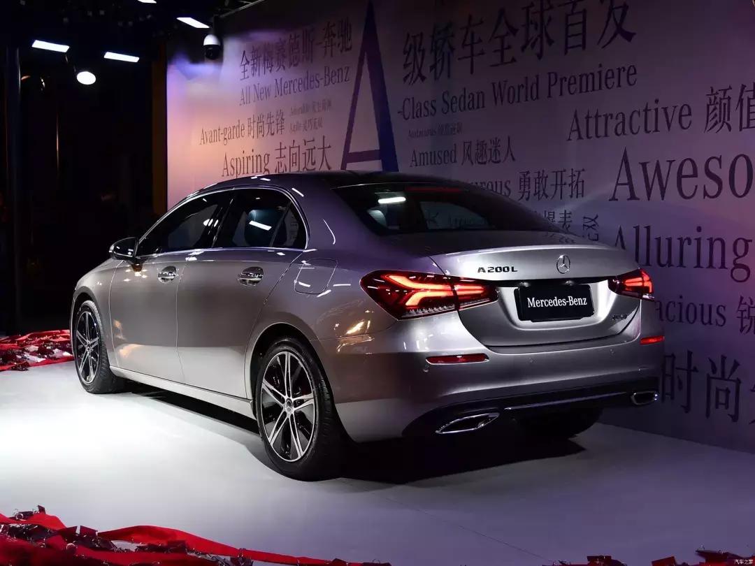 试驾奔驰新款三厢a级,全新奔驰a级2021