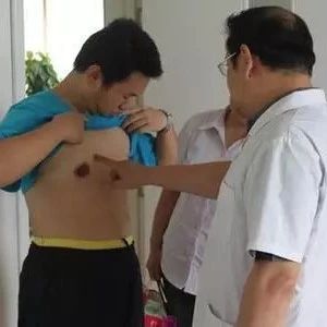 9岁小男孩吃炸鸡,男子吃炸鸡导致胸部发育