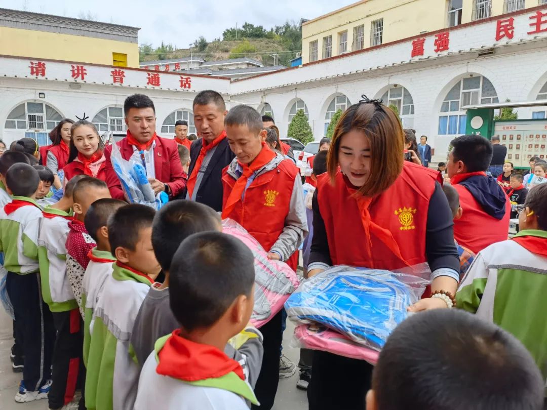 爱心团队助山区孩子圆梦,手拉手圆梦微心愿