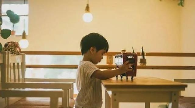 楼上邻居总蹭网，小伙改掉wifi密码，隔天门上的纸条令他感动不已