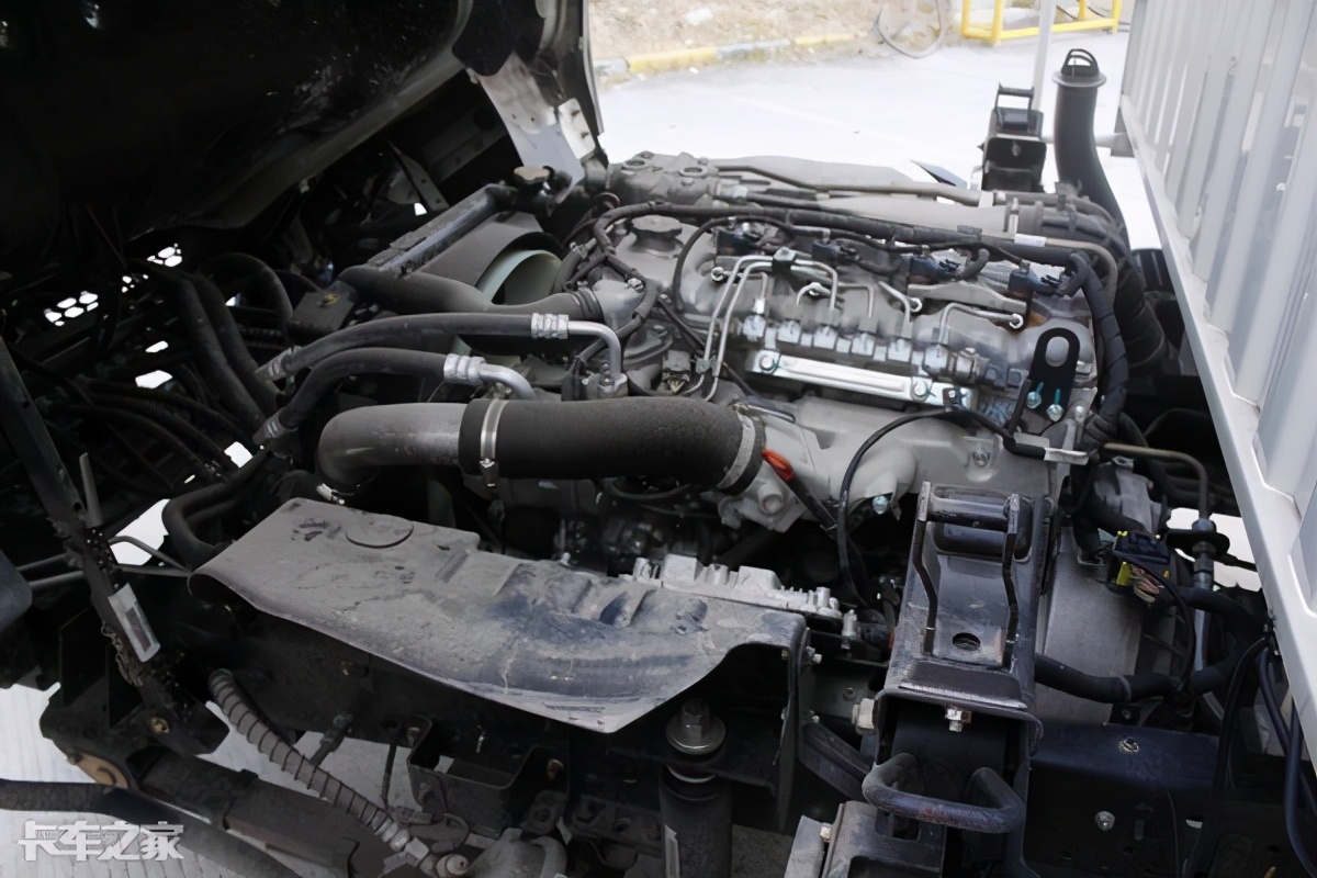 搭载腾豹3.0发动机，后视镜可显示四路影像，实拍江铃凯运轻卡