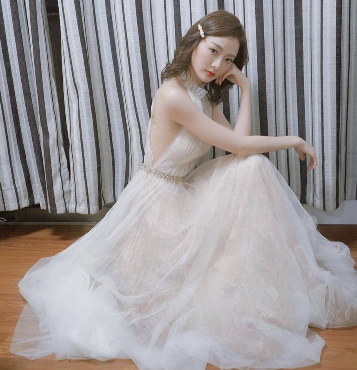 香港新一代女神晒长腿派福利新年求脱单自言无条件放盘来者不拒