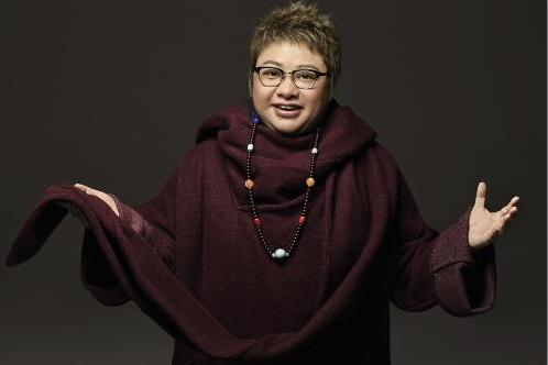 56岁著名女歌手事业巅峰，却突然皈依佛门，称自己不是出家是回家