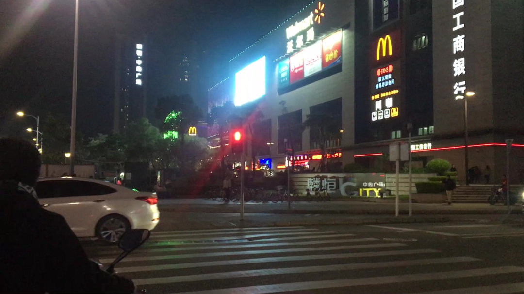 黄灯最后一秒过线，继续走还是停下来？今天告诉你答案