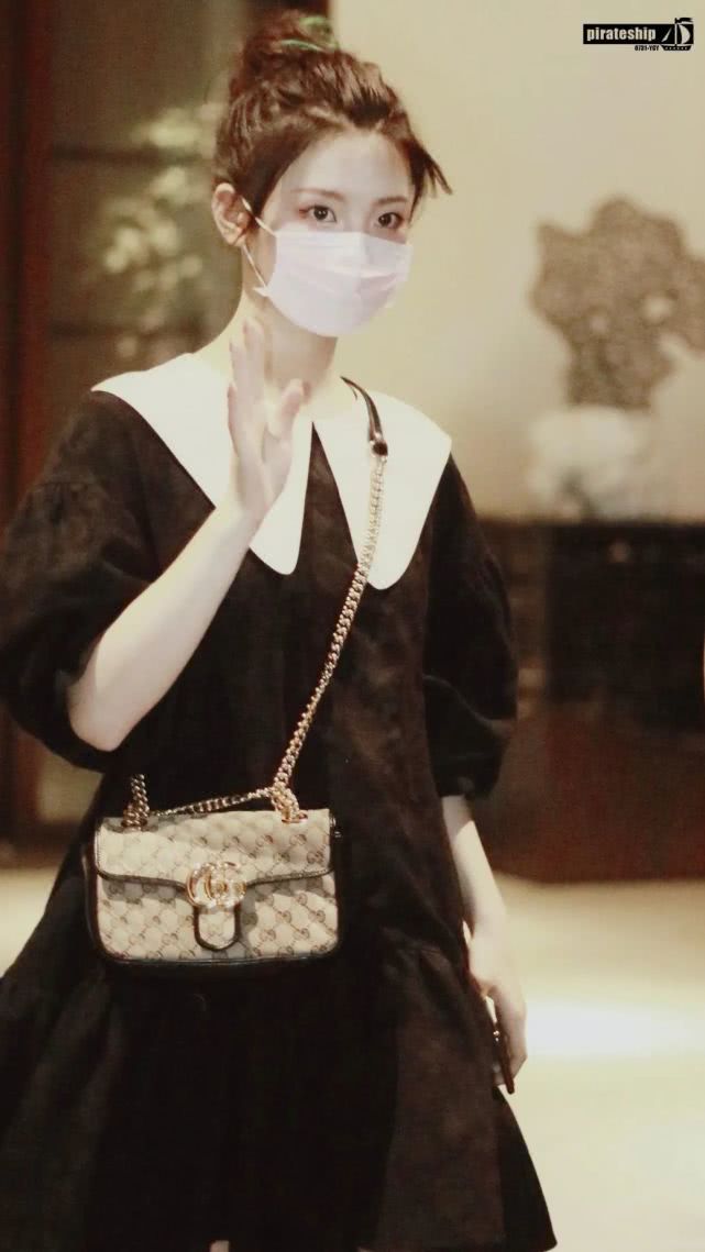 杨超越不愧是“锦鲤”，白衬衫配鱼鳞亮片裙亮相，闪闪发光惹人爱