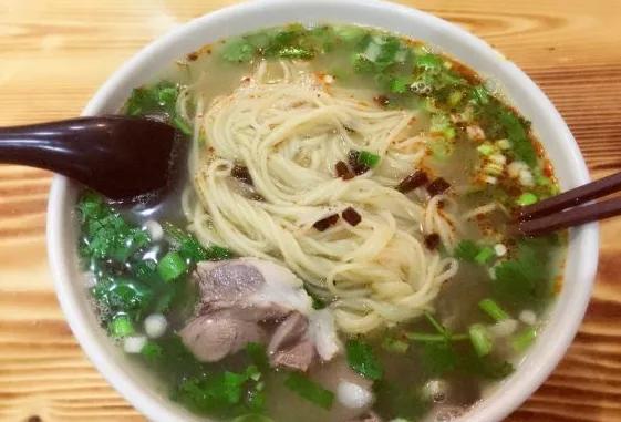 徐州冷面的汤底,满满一碗羊肉