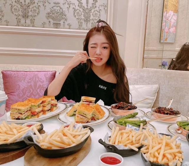 当妈不容易坐月子,安以轩复工首晒照