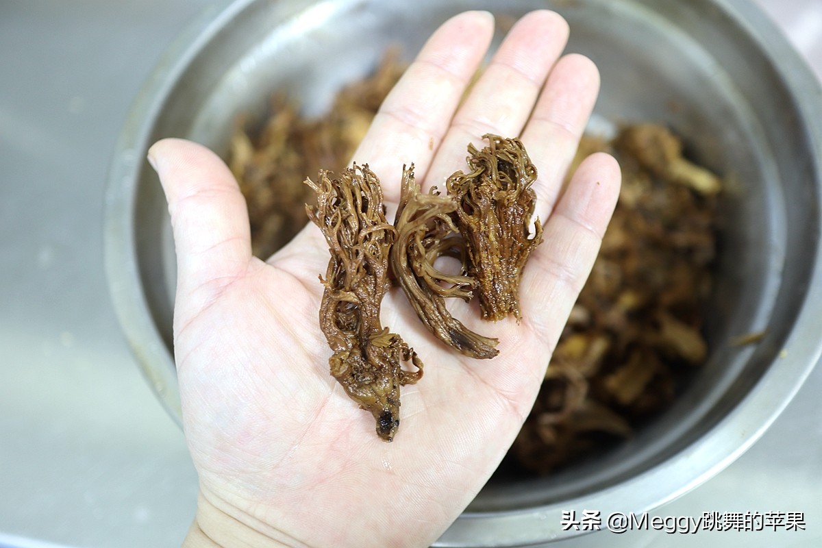 全家老少都爱的酱肉包子,酱香浓郁又暄软,左右手各2个吃撑了