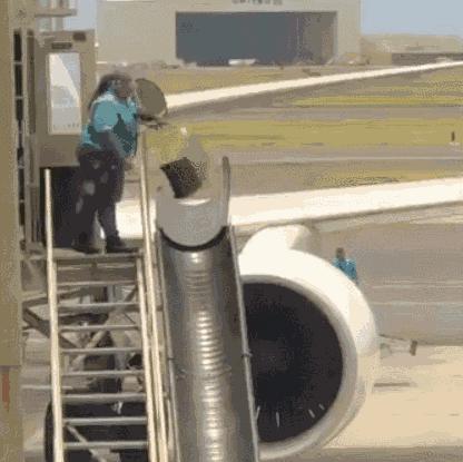 行李箱被机场弄掉了怎么赔,如何防止行李箱被摔坏