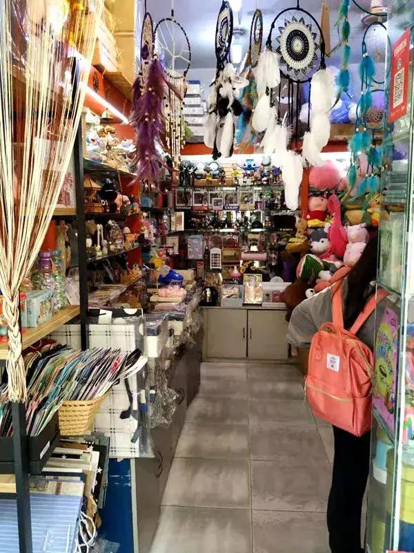 刺纹身脚踩松糕鞋那些年小寨百汇里西安80、90后的非主流青春