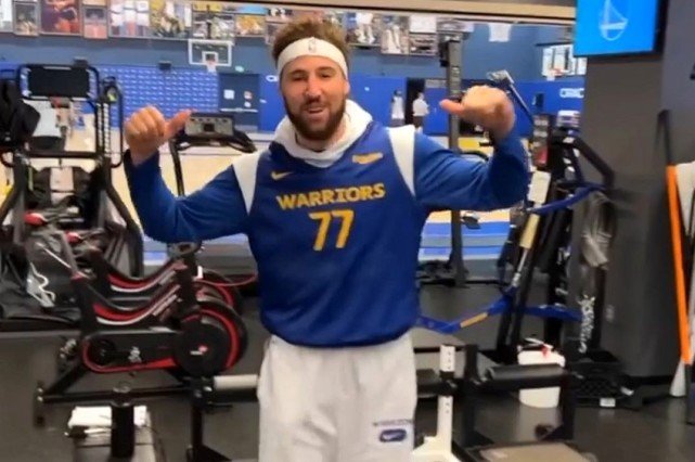 汤普森穿77号球衣东契奇,勇士队汤普森为啥穿77号