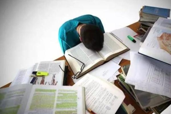 睡觉时脚踩空是不是意味着长高,睡觉时一脚踩空是什么征兆