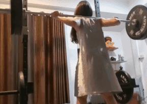 翘臀正妹只穿睡裙深蹲，这画面直男根本受不了......