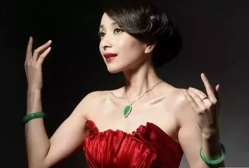 小玉镯双镯,玉手镯戴两个寓意什么