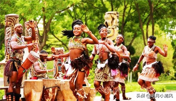 非洲部落“第一美女”，丈夫寸步不离，因“情敌”众多担心被拐跑