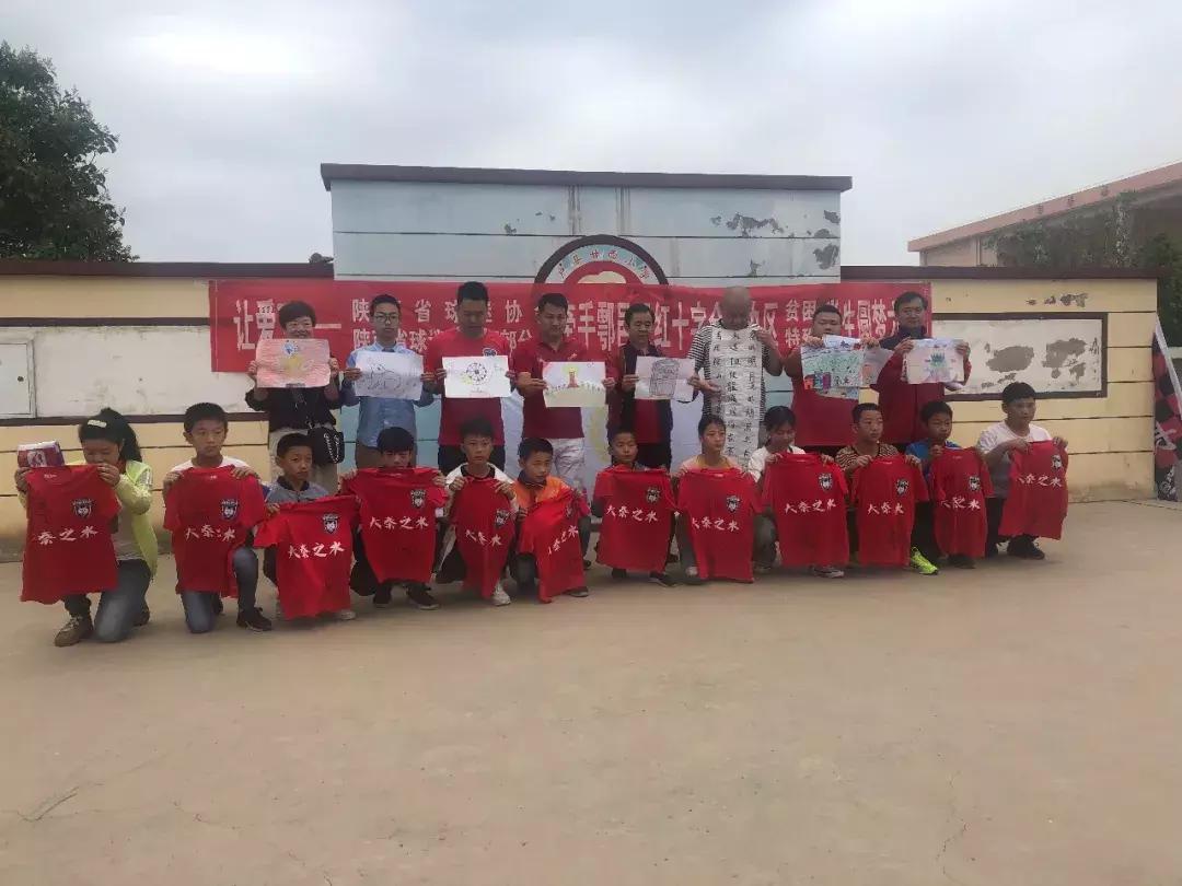 爱心协会为贫困孩子送温暖,公益协会为寒门学子送温暖