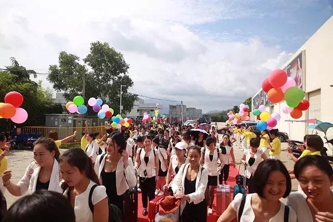 巨邦快乐集结号丨看见了，其中一艘游艇上，是我们的船长大舅哥