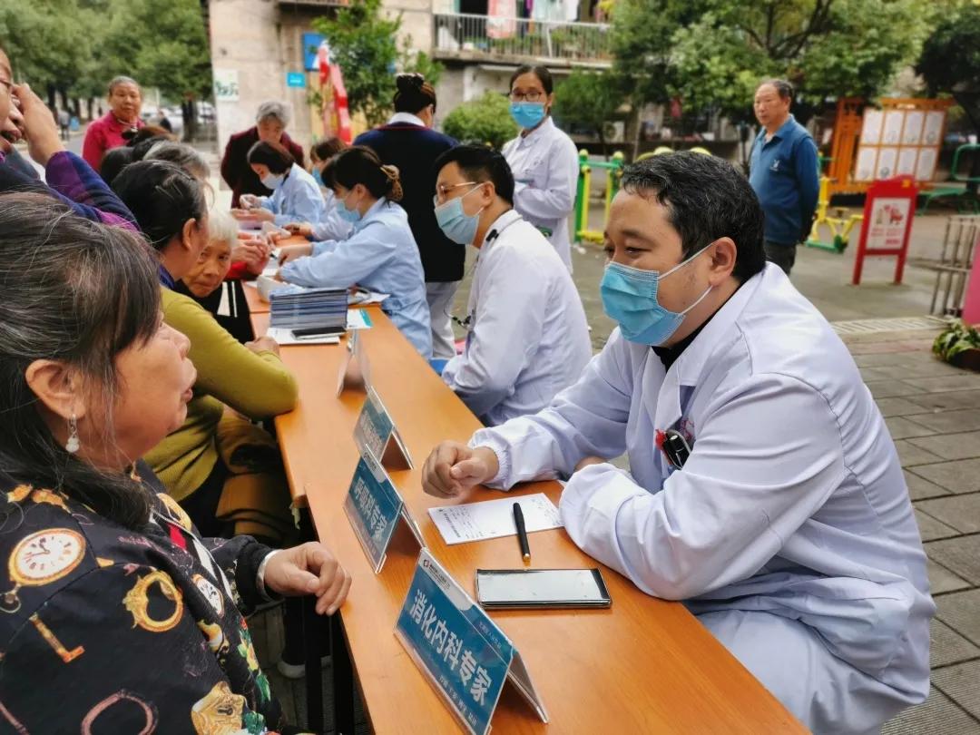 党员干部进社区开展共建活动,党员干部进社区开展志愿服务活动