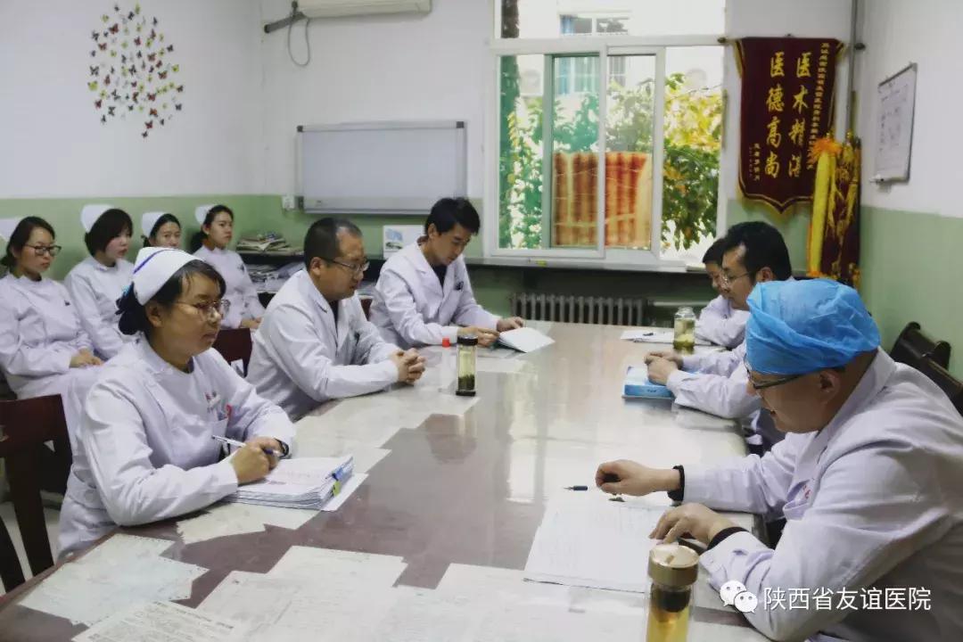 争分夺秒做手术妙手回春治骨伤