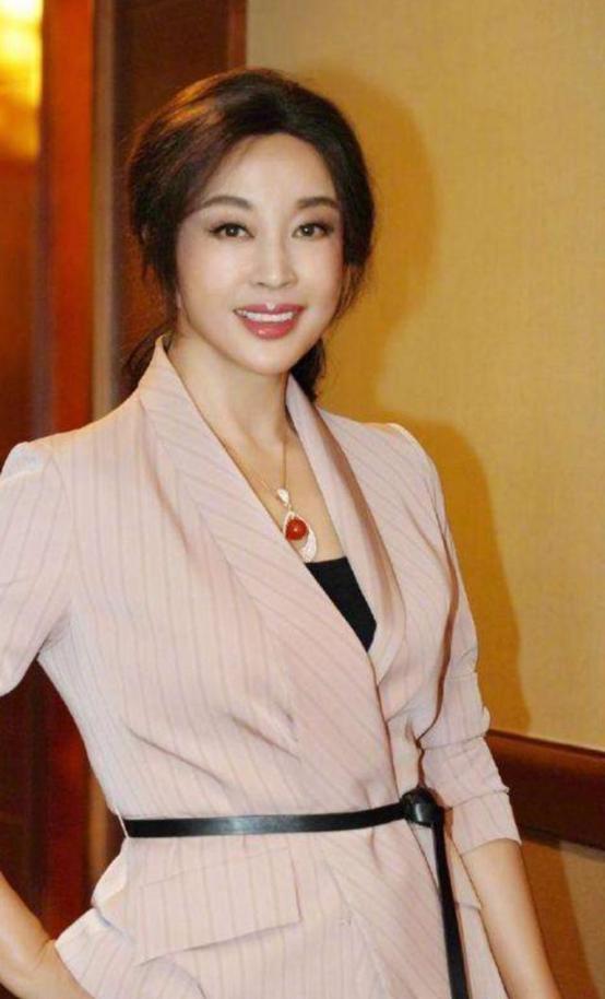 刘晓庆的四段婚姻与八段恋爱史,人生可以从头再来刘晓庆哪年出版