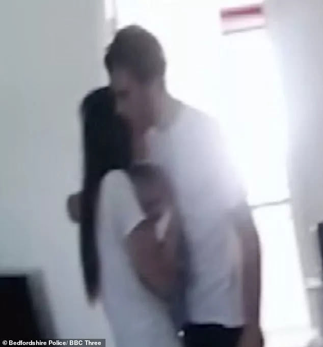 22岁女孩遭教练虐待,足球教练虐待儿童