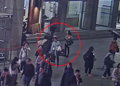 乞丐街头行乞认出妈妈,五年后街头乞讨认出妈妈