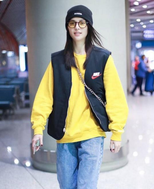 冬天时尚白色羽绒马甲穿搭,时尚百搭高档羽绒马甲穿出气质