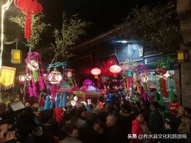 走进凤凰古城歌曲,湘西凤凰古镇