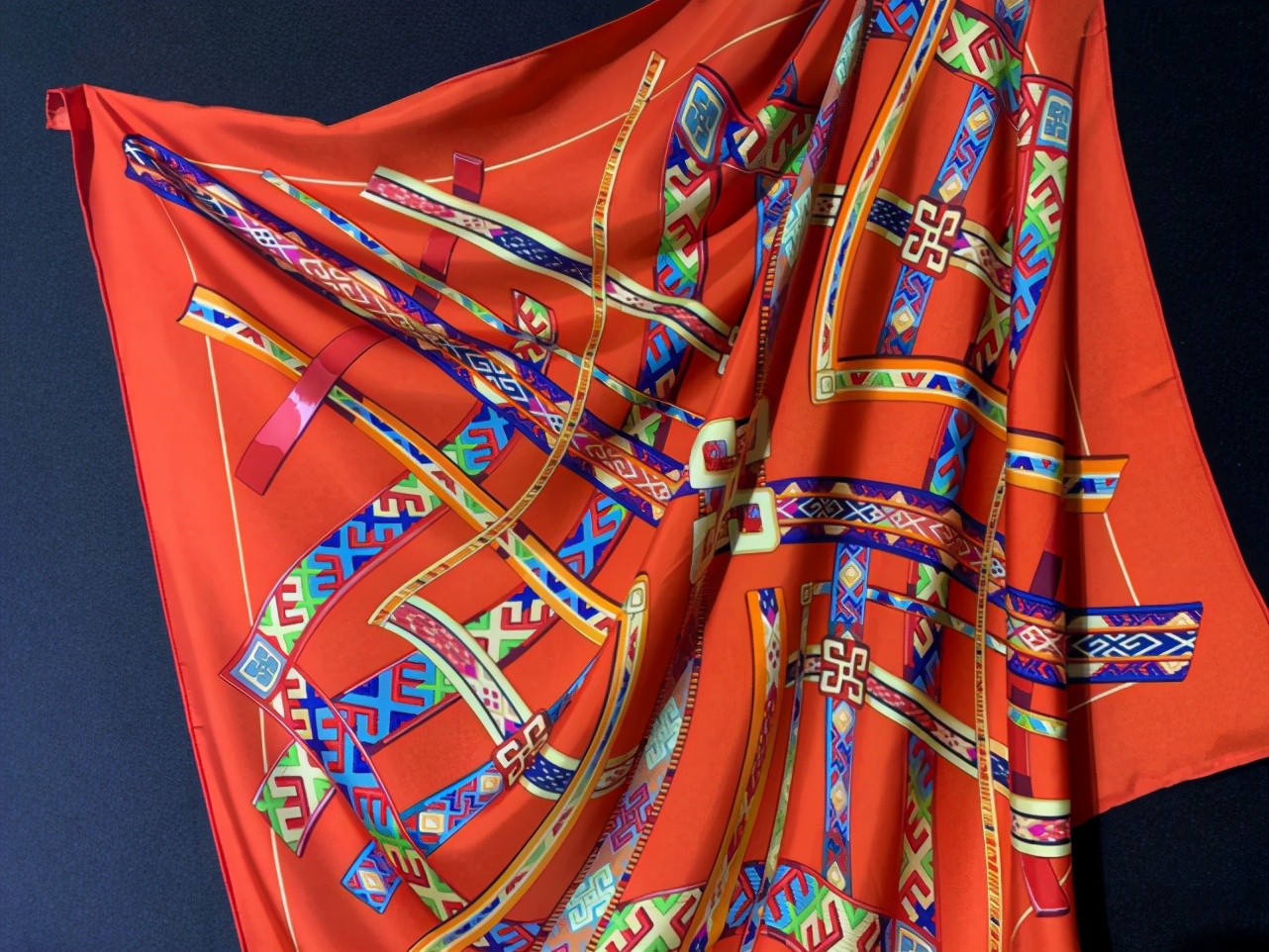 多彩进博会：老干妈走上时装周、苗绣碰撞爱马仕、贵银遇见…